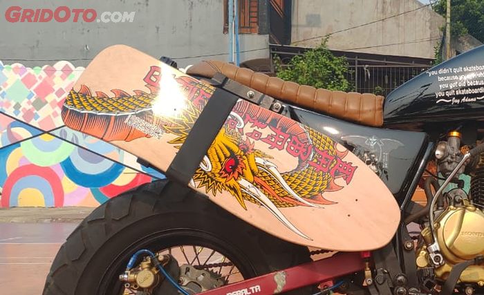 Braket csutom untuk membawa papan skateboard