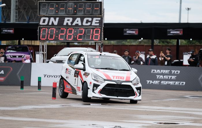 Peslalom tim Toyota Gazoo Racing Indonesia menggunakan Toyota Agya GR Sport saat berlaga di seri ke-2 MLDSPOT Autokhana Kejurnas Slalom 2022