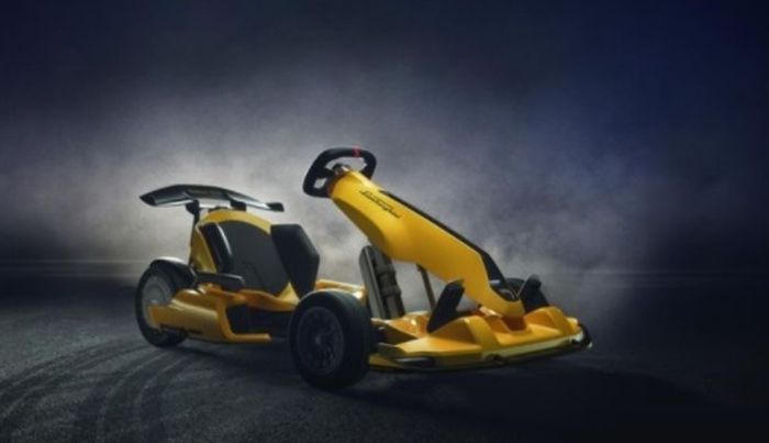 Dari depan tampag Ninebot GoKart Pro Lamborghini Edition cukup futuristik