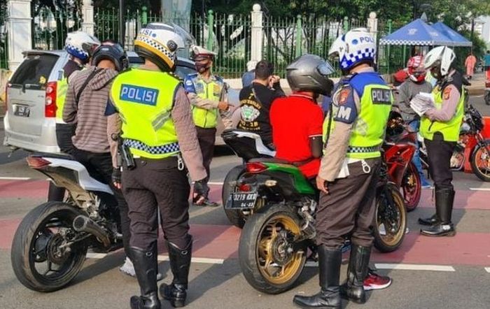 Tilang manual kembali berlaku tapi gak semua pelanggaran bisa dicegat Polisi