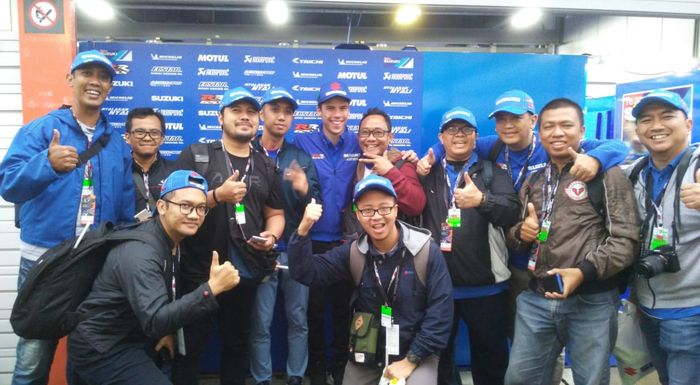 Pembalap tim Suzuki Ecstar, Joan Mir berfoto bersama awak media dari Indonesia di sirkuit Motegi usia MotoGP Jepang