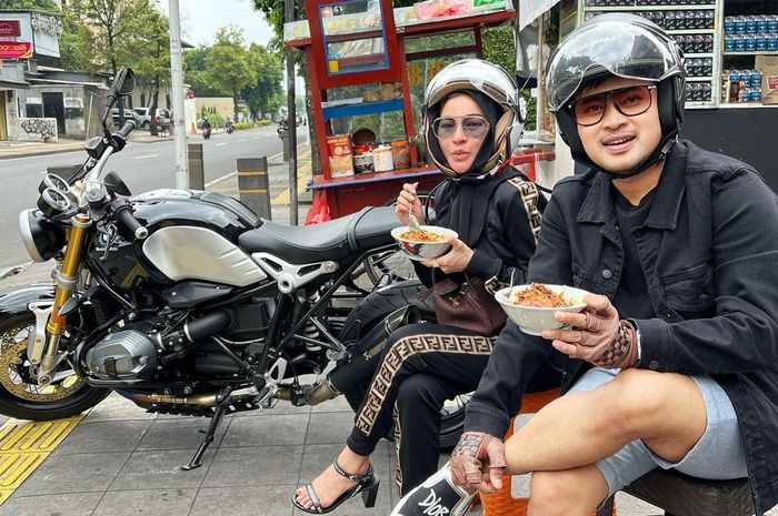 Momen saat Shandy Purnamasari dan Gilang Juragan99 berhenti di tepi jalan usai naik BMW R Nine T.
