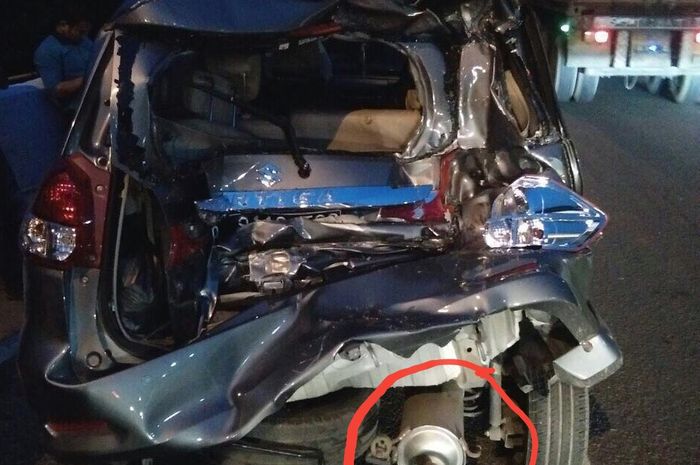 Suzuki Ertiga tersundul truk di tol Kapuk, Jakarta Utara (21/10)