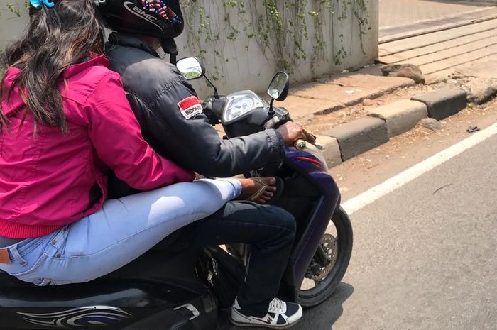 Pengendara yang berboncengan tidak sesuai aturan