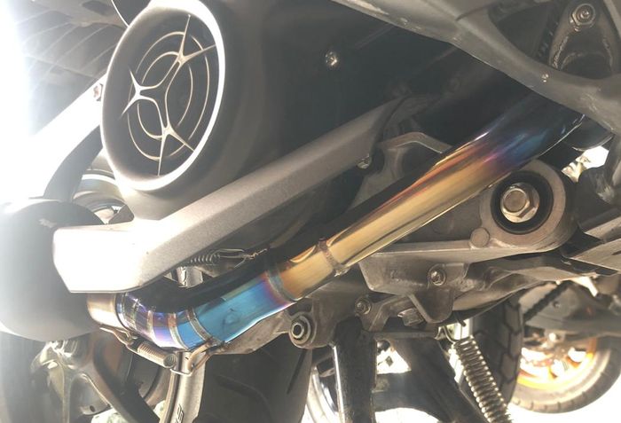 Leher knalpot terbuat dari stainless steel 201 dengan gradasi biru
