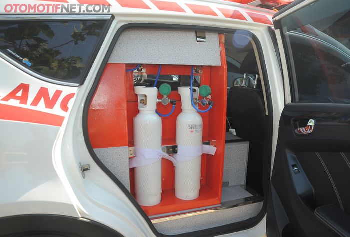 Beragam peralatan medis seperti tabung oxygen juga bisa diinstal ke dalam ambulance