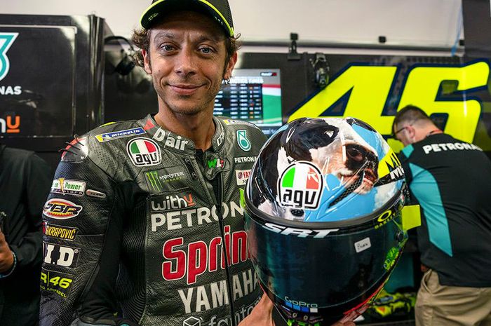 Akhirnya, Valentino Rossi memamerkan livery helm  'sapi' pada gelaran MotoGP Italia 2021 di sirkuit Mugello