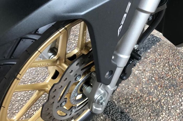Ilustrasi Honda ADV150 dengan komponen rem ABS