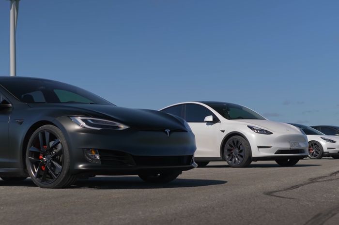 Dari semua mobil bikinan Tesla, mana yang paling kencang?
