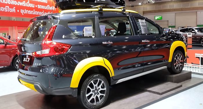 Aksen kuning menjangkiti beberapa panel bodi Suzuki XL7