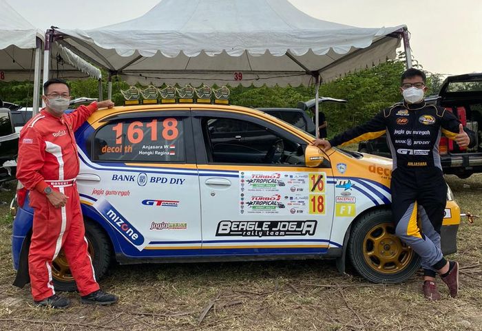 Hongki Regina (kiri) dan Anjasara (kanan) raih prestasi di sprint reli dengan Toyota Etios