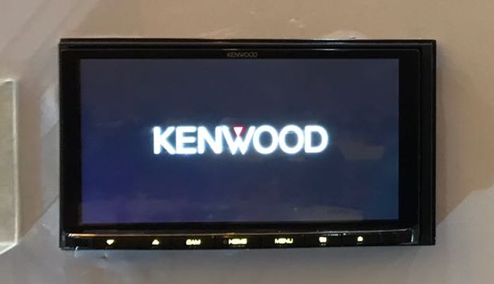 Headunit lansiran Kenwood dengan ukuran 6,8 inci