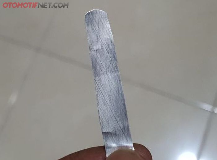 Bentuk potongan plat kaleng minuman soda yang sudah digunting persegi empat panjang tadi seperti lidah feeler gauge.