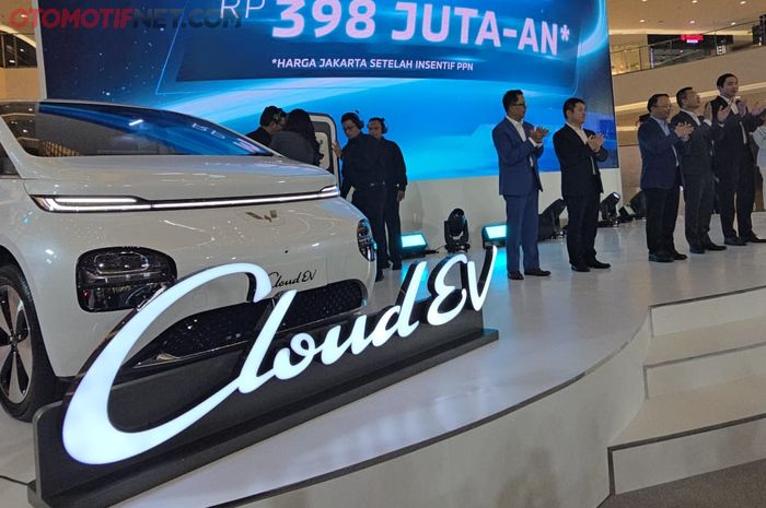 Wuling umumkan harga mobil listrik Cloud EV