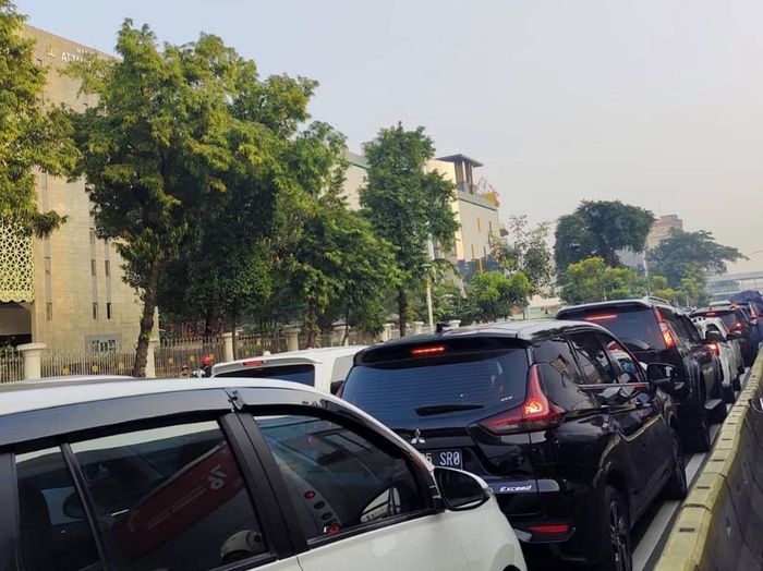 kemacetan juga terjadi di Jalan Salemba, Jakarta Pusat.