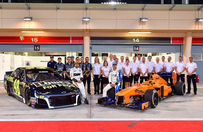 Fernando ALonso merasakan kekuatan mesin Chevrolet pada mobil NASCAR di sirkuit Bahrain