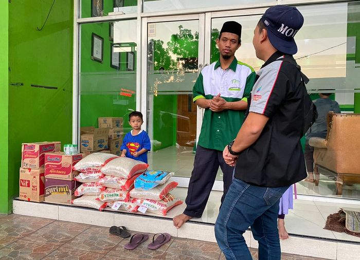 Penyerahan sembako ke salah satu yayasan yatim dan dhuafa oleh HBC Jakarta