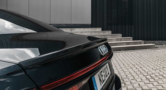 Ducktail spoiler serat karbon pada Audi S8