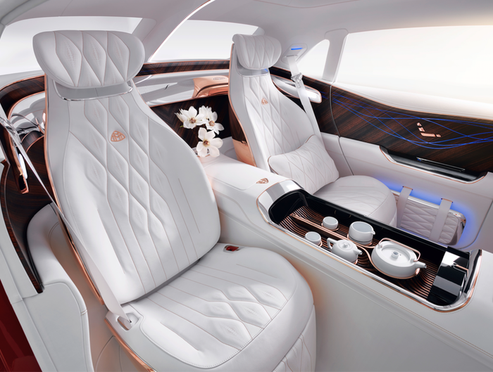 Ada coffee set dan kembangnya!