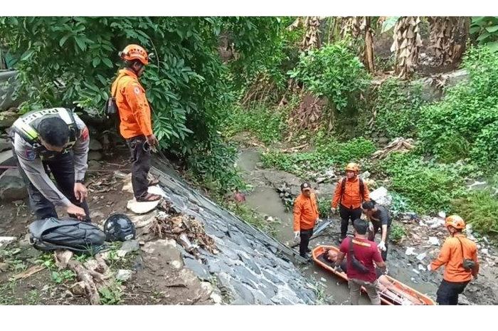 Tim SAR melakukan evakuasi korban dari dasar sungai
