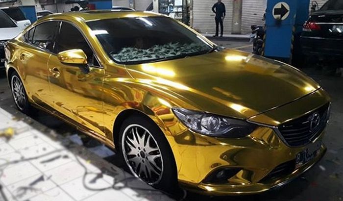 Mazda6 terbugkus body wrapping warna emas
