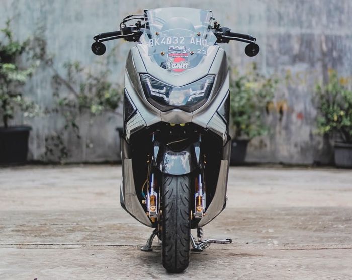 Tampang depan Yamaha NMAX gahar dengan custom headlamp pakai projektor Pajero Dakkar