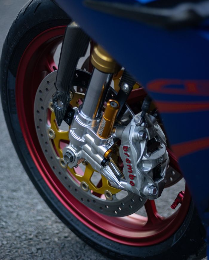 USD orisinal CBR250RR pakai bottom shock CNC8 agar jadi double disc dengan kaliper monoblok