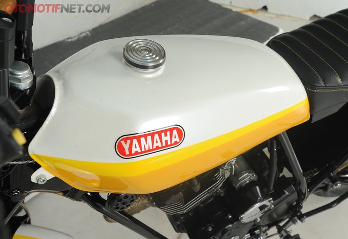 Tangki Yamaha Scorpio diganti bawaan Honda CG125 yang punya bentuk klasik