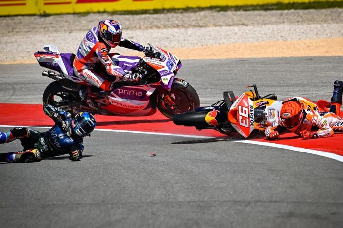 Crash paling heboh di MotoGP 2023, saat Marc Marquez menabrak Miguel Oliveira di Portimao