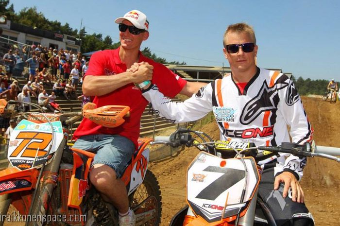 Kimi Raikkonen (kanan) dalam sebuah acara amal bersama komunitas motocross 