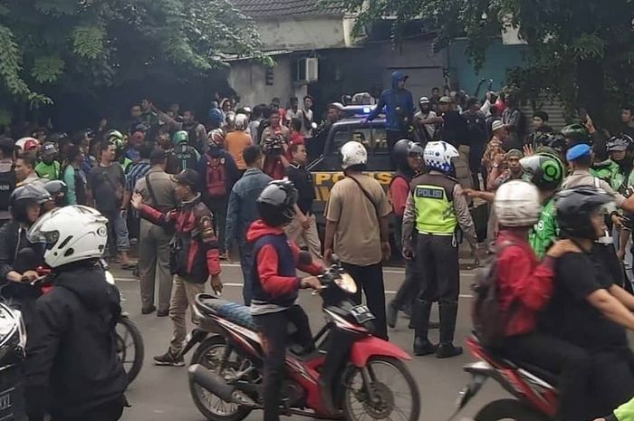 Debt collector bentrok dengan driver ojol di Rawamangun, Jakarta Timur, Selasa (18/2/2020).