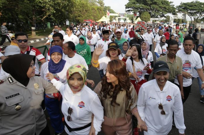 Funwalk warga Malang bersama Dirut Pertamina dan Menteri BUMN dalam acara Berkah Energi Pertamina