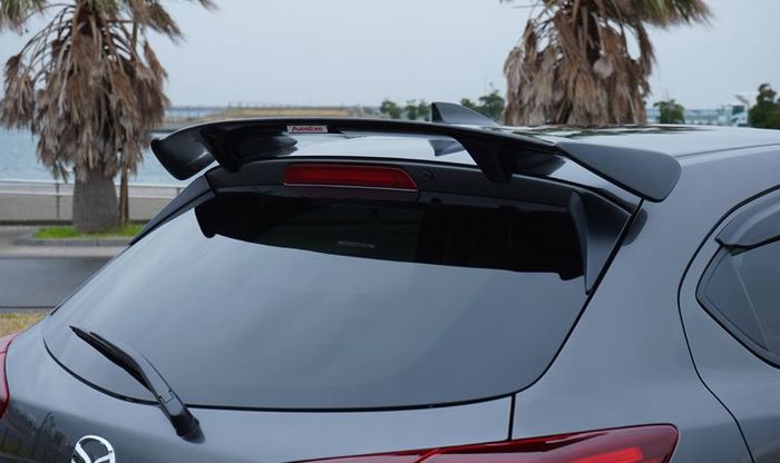 Spoiler atap AutoExe terpasang di Mazda2