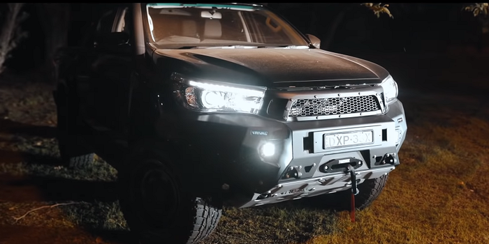 Skid plate untuk melindungi bagian bawah mesin Toyota Hilux
