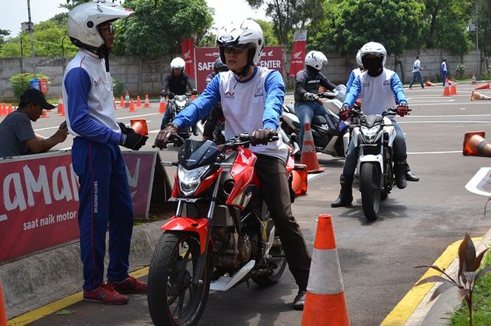 Safety riding Honda, Cari Aman saat cari angpao