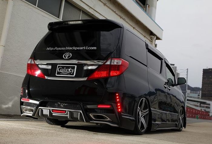 Tampilan belakang modifikasi Toyota Alphard lama mengadopsi bumper tegas