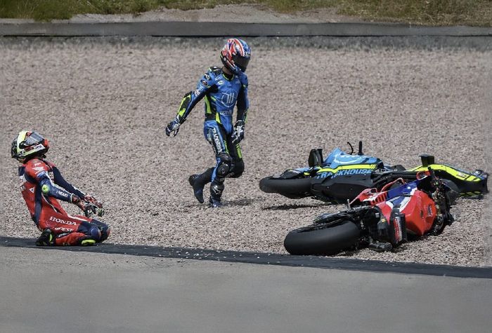 Ai Ogura, Joan Mir dan Lorenzo Salvadori jatuh di lap yang sama di tikungan 1 sirkuit Sachsenring