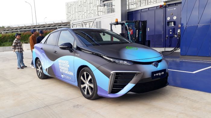 Toyota Mirai generasi pertama, digunakam oleh Toyota Indonesia untuk studi kendaraan hidrogen