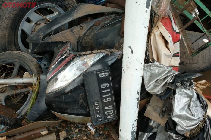 Honda Spacy yang hanyut terbawa banjir di Perumahan Ciledug Indah I