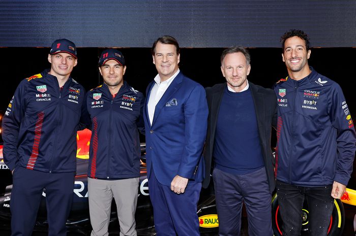 CEO Ford, Jim Farley (tengah) saat peluncuran livery mobil Red Bull RB19 untuk balap F1 2023 di New York, Amerika, Jumat (3/2/2023)