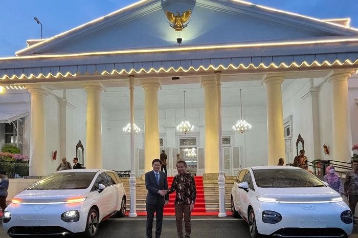 Wuling serahkan dua unit mobil listrik Cloud EV ke Pemerintah Provinsi Jawa Barat.