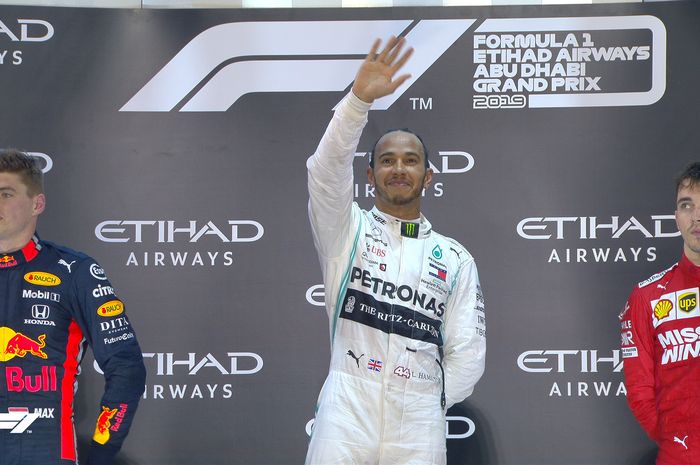 Lewis Hamilton di tangga podium pertama F2 Abu Dhabi, Max Verstappen di tempat kedua dan Charles Leclerc ketiga