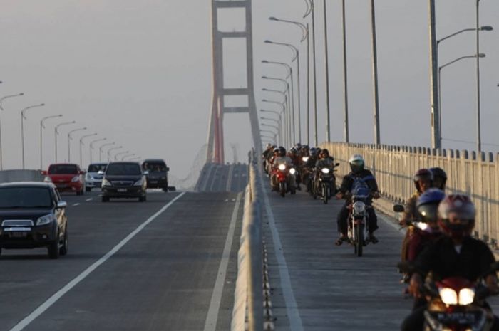 Jembatan Suramadu di Surabaya, Jawa Timur