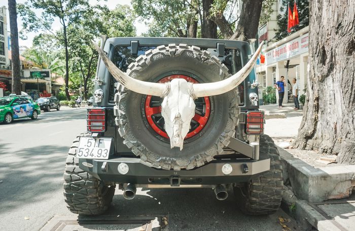 Tampilan belakang modifikasi ekstrem Jeep Wrangler pakai tanduk di depan dan belakang