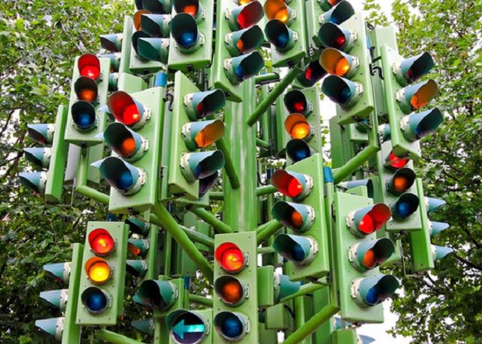Sebutkan dan jelaskan warna beserta arti dalam lampu lalu lintas