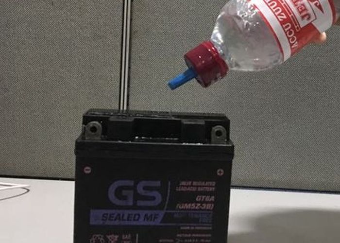 Jangan Dianggap Sepele, Ini Efeknya Kalau Air Aki Zuur Terkena Tangan -  GridOto.com