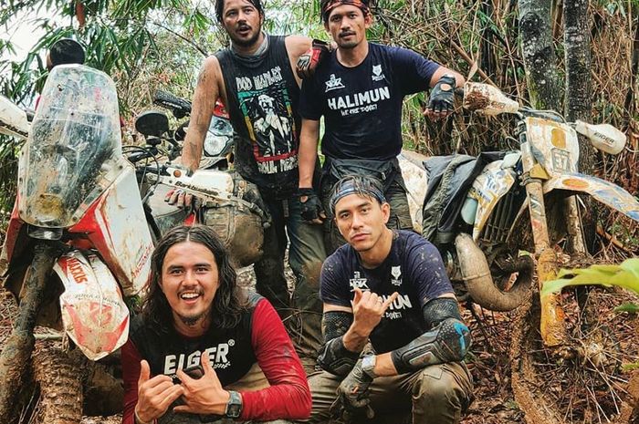 Beberapa artis dan anggota komunitas motor trail membantu korban tanah longsor di Bogor, Jawa Barat.