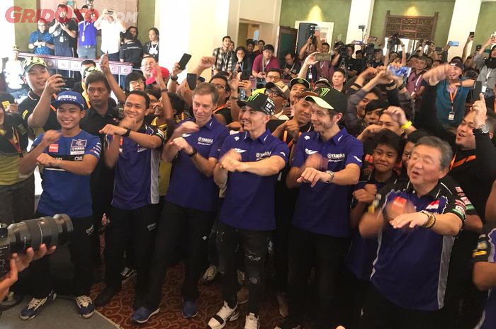 Valentino Rossi dan Maverick Vinales melakukan goyang Tik-tok bersama petinggi tim Yamaha dan PT YIMM serta fans di Jakarta