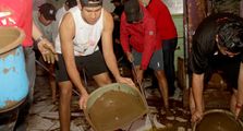 Angkut Sampah, Pembalap Formula 2 Sean Gelael Bersihkan Rumah Korban Banjir di Jakarta