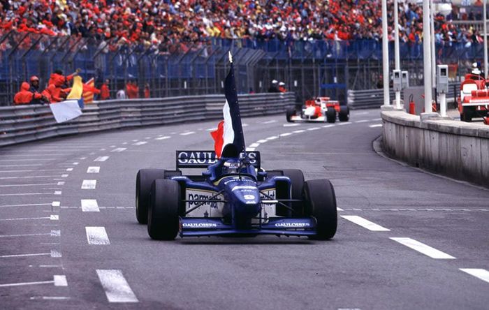 Start dari urutan 14, Oliiver Panis dari tim Ligier-Mugen Honda secara tidak terduga tampil sebagai pemenang GP F1 Monako pada 1996
